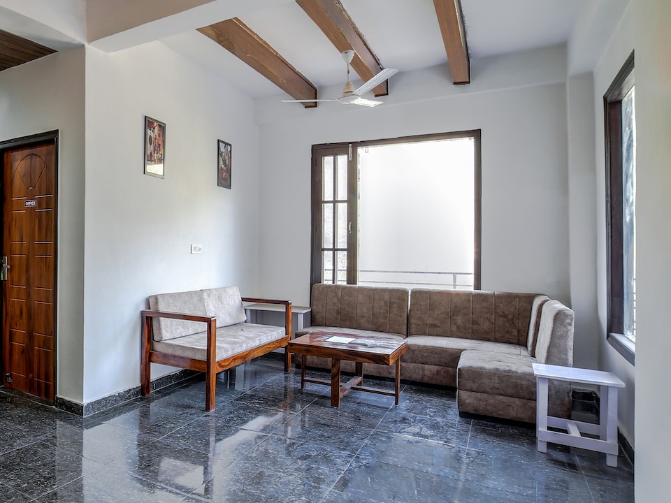 Belvilla Raabta Resorts with Mountain View, Kasauli, Kasauli