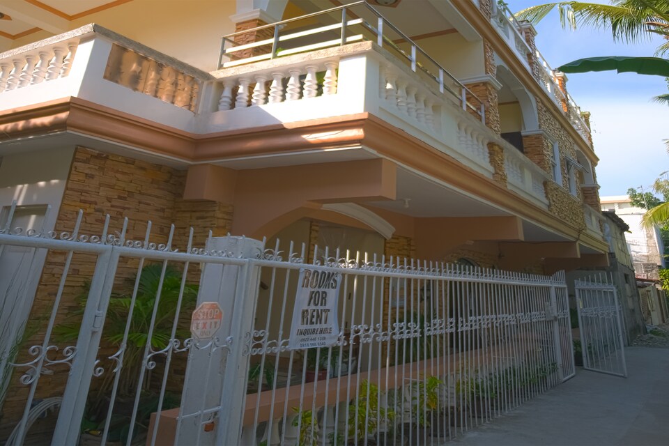 Vaccinated Staff - OYO 779 Casa D' Estrella Apartelle, Boracay Cluster, Boracay