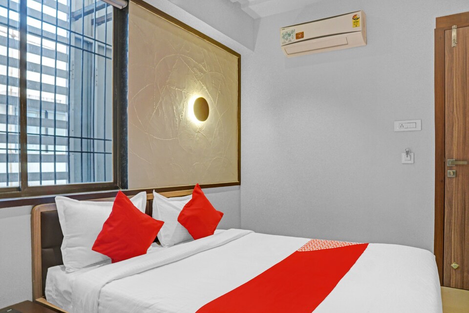 OYO 80056 Hotel Unique Palace, Airport Surat, Surat