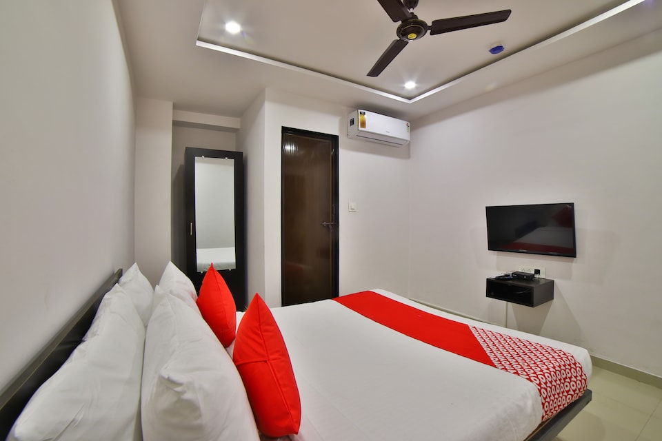  Live as SRT240, Airport Surat, Surat