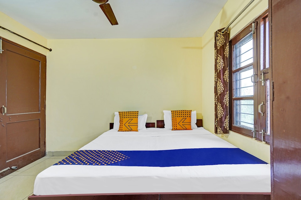 SPOT ON Samrat Guest House, Mohali bus stand, Mohali, Mohali