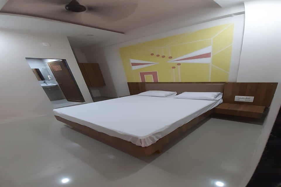 OYO 80236 Kiran Hotel, Kadodra Surat, Surat
