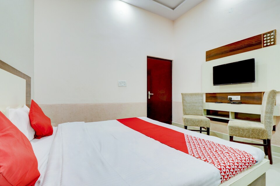 OYO 80269 Kishan Hotel & Restaurant, Corporate Complex, आगरा