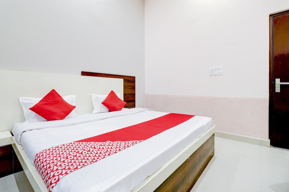 OYO 80269 Kishan Hotel & Restaurant, Corporate Complex, आगरा