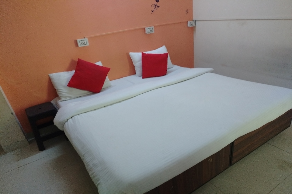 SPOT ON IND713 Gaytri 2, Bombay Hospital, Indore