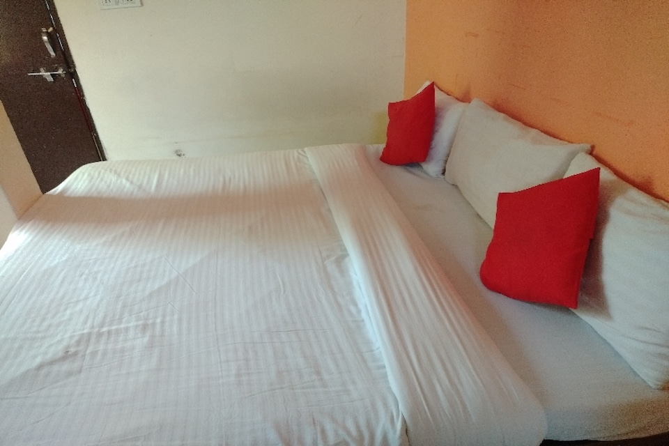 SPOT ON IND713 Gaytri 2, Bombay Hospital, Indore