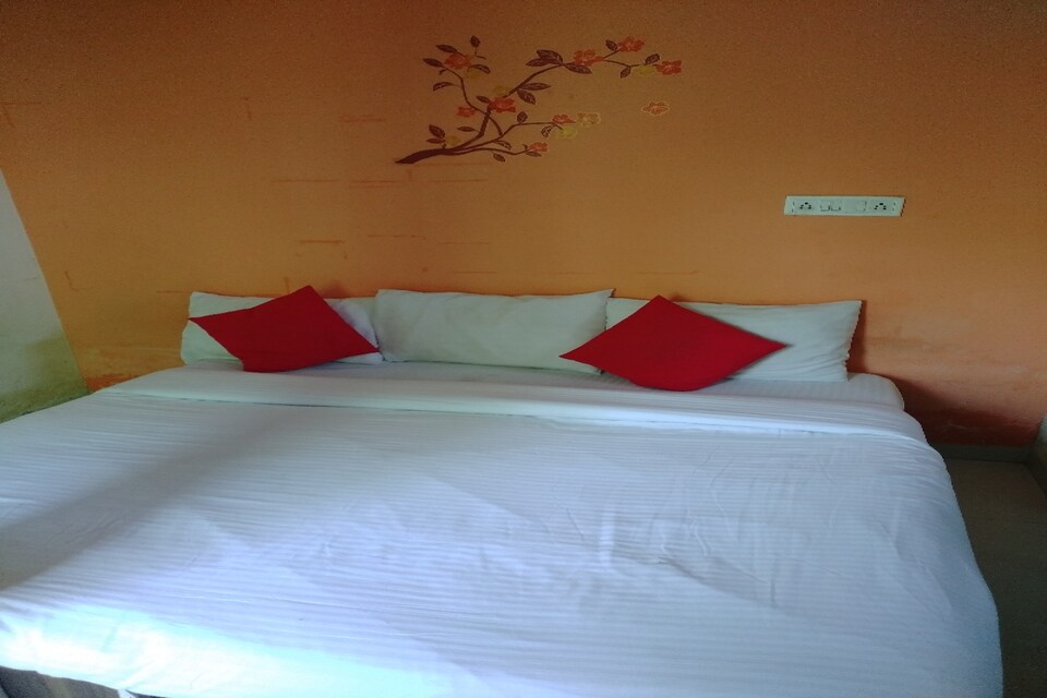 SPOT ON IND713 Gaytri 2, Bombay Hospital, Indore