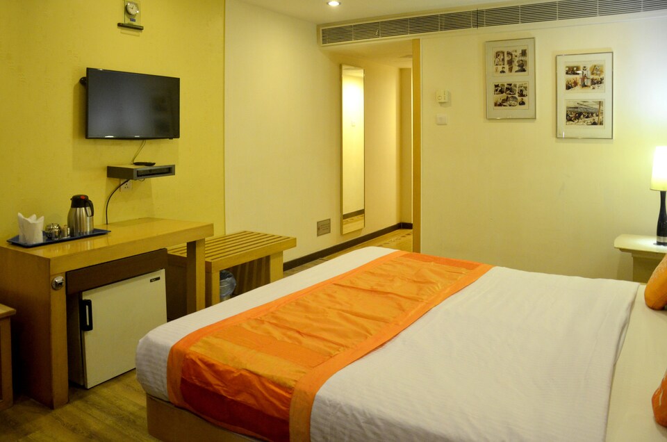 OYO 6718 Royal Inn, Hazratganj Lucknow, Lucknow