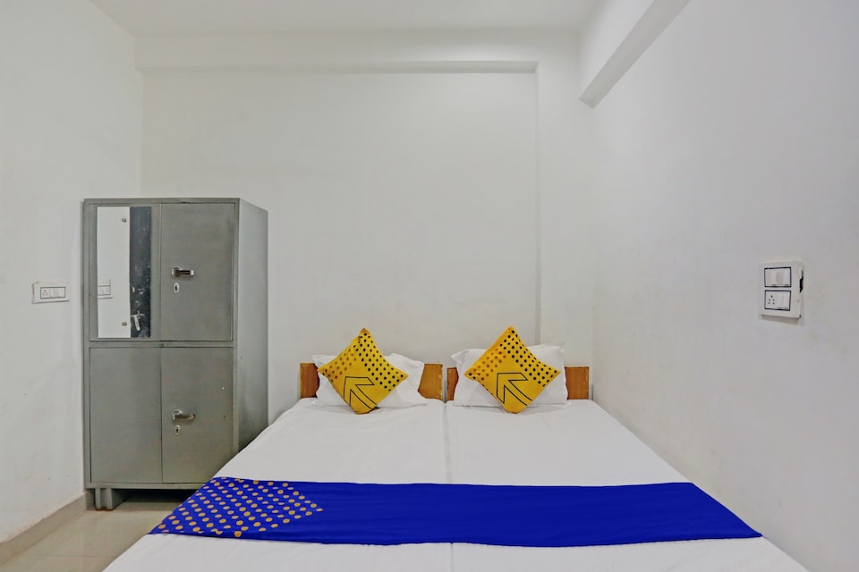 SPOT ON 80530 Hotel Radha Krishna, Corporate Complex, Agra