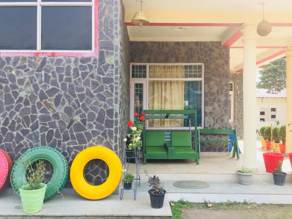 Belvilla 1BR Modern Suites with lawn and exquisite Mountain views, Bhowali Nainital, Nainital