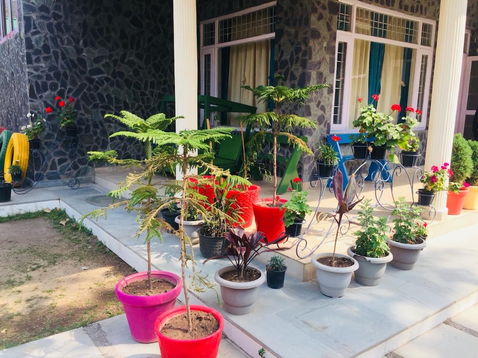 Belvilla 1BR Modern Suites with lawn and exquisite Mountain views, Bhowali Nainital, Nainital