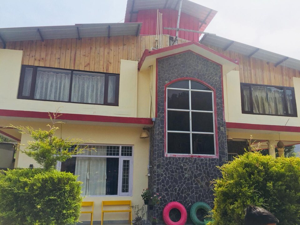 Belvilla 1BR Modern Suites with lawn and exquisite Mountain views, Bhowali Nainital, Nainital