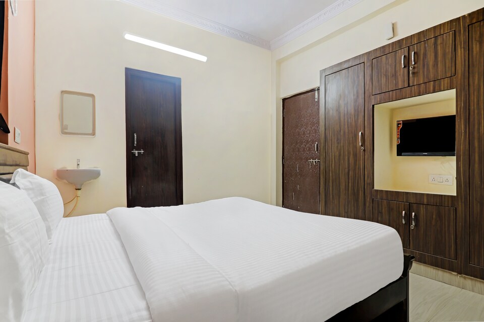OYO 80590 SRI SUDHARSHANA SAI LUXURY ROOMS, Gachibowli, Hyderabad