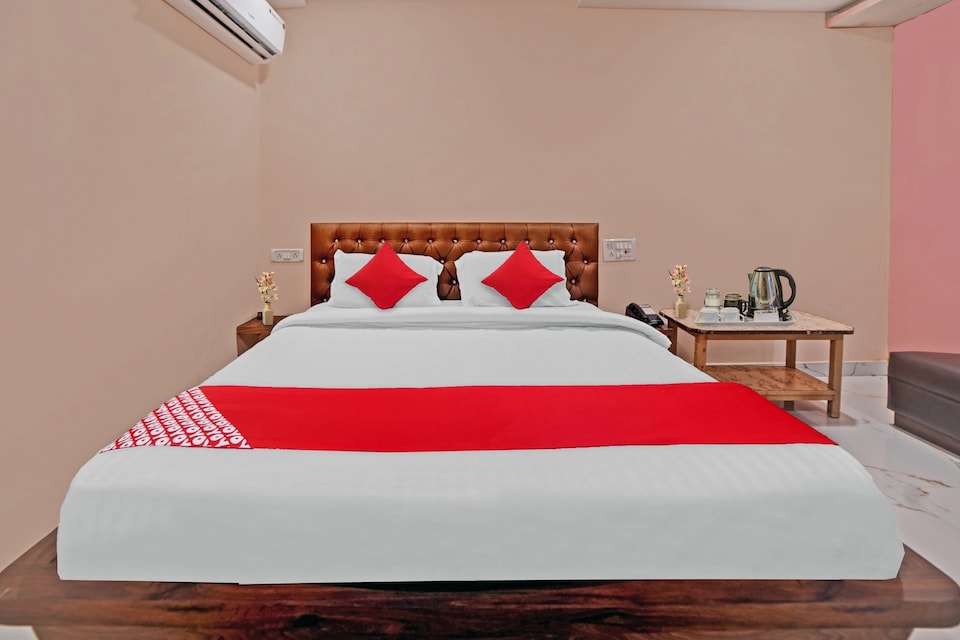 Hotel O by OYO Sandeep, Station Road - Raipur, Raipur