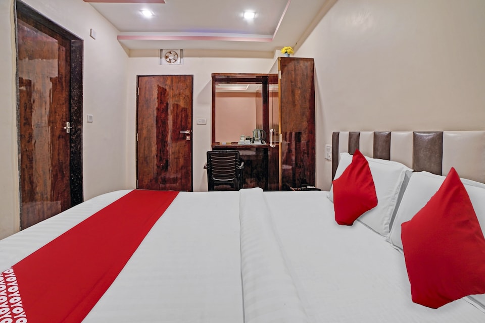 Hotel O by OYO Sandeep, Station Road - Raipur, Raipur