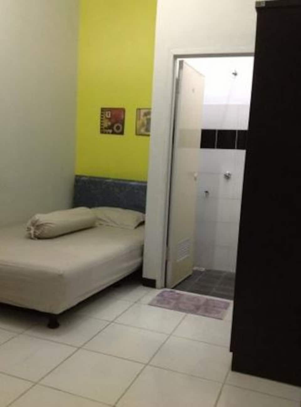 OYO 90449 Griya Cendrawasih Syariah, Ciputat, Tangerang