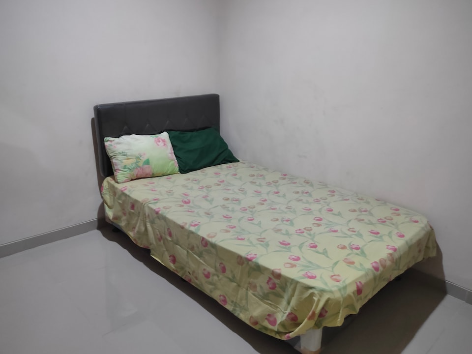 OYO 90449 Griya Cendrawasih Syariah, Ciputat, Tangerang