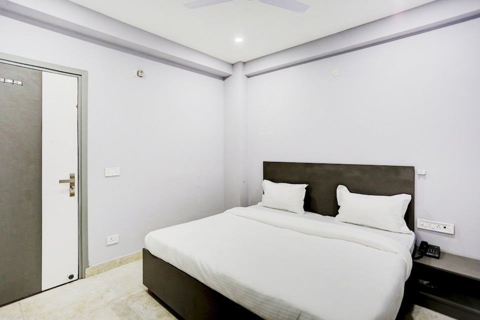 Collection O Hotel Pink Snapper Near V3S Mall, Anand Vihar Delhi, Delhi