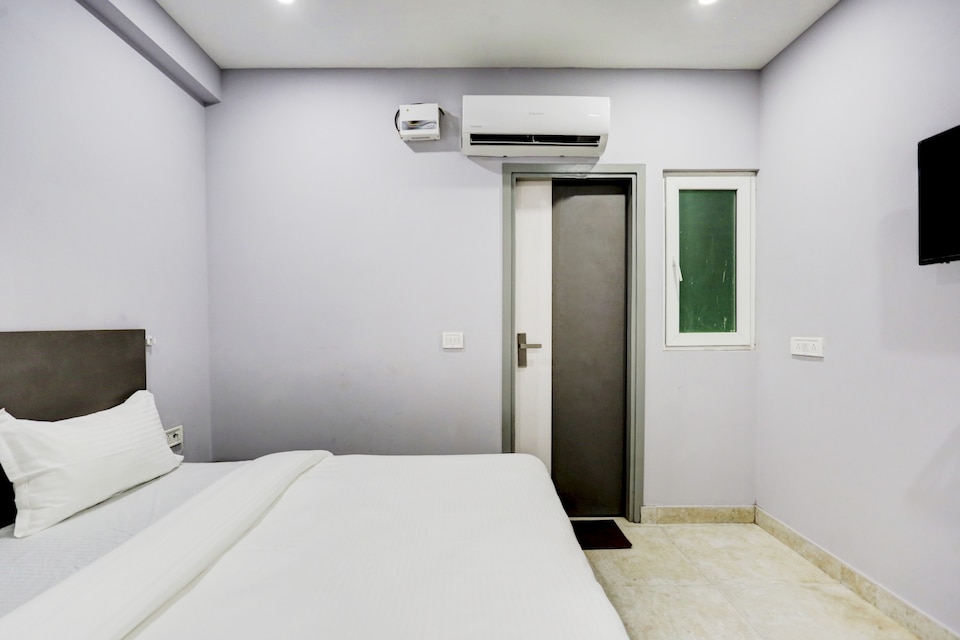 Collection O Hotel Pink Snapper Near V3S Mall, Anand Vihar Delhi, Delhi