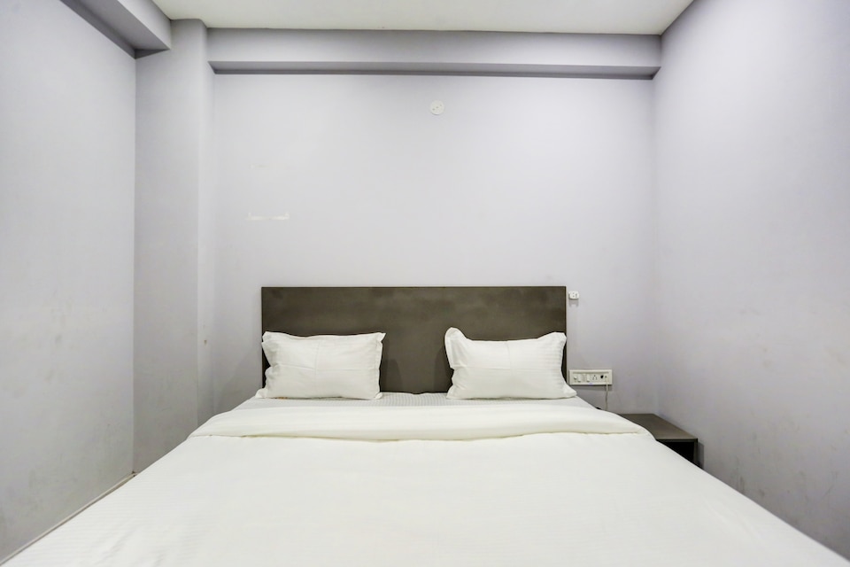 Collection O Hotel Pink Snapper Near V3S Mall, Anand Vihar Delhi, Delhi