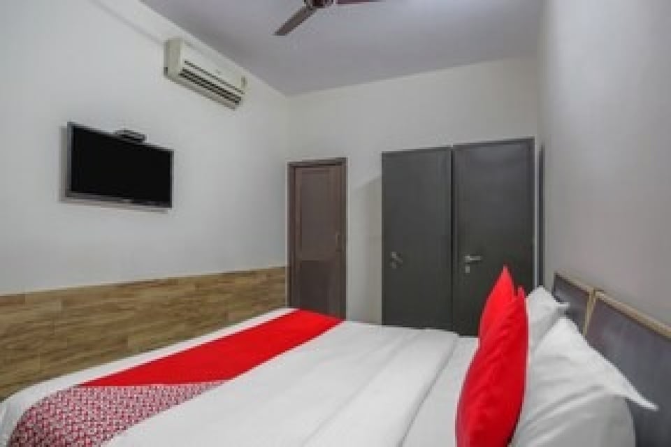 OYO Empire At Fifty Five Near Iskcon Temple Noida, Noida City, Noida