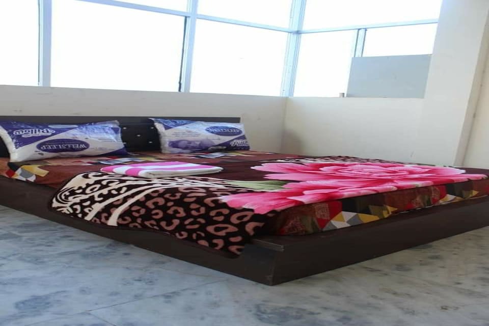 SPOT ON 80817 Krishna Guest House, Fatehabad Road, Agra