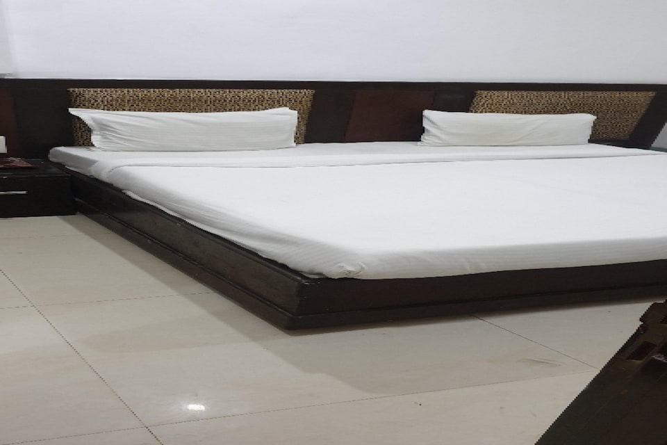 SPOT ON 80817 Krishna Guest House, Fatehabad Road, Agra