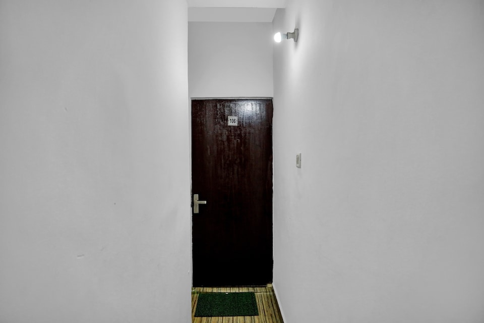 Collection O JPS , Rajouri Garden Delhi, Delhi