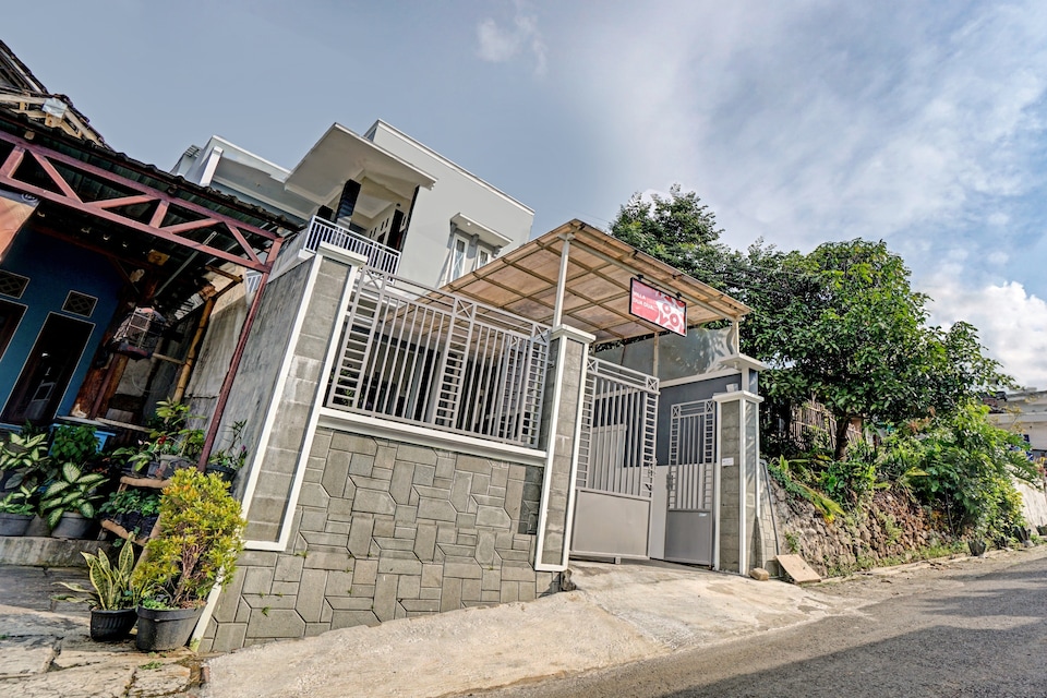 OYO Life 90472 Villa Dua Dua, Batu, Batu