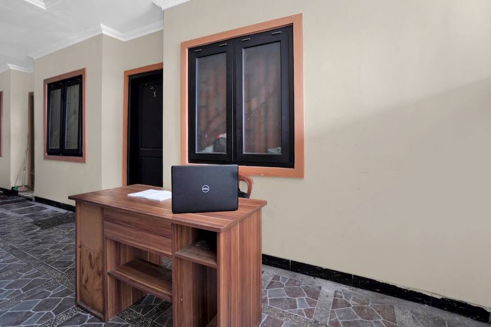 OYO 90477 Kedung Anyar Residence, Tegalsari, Surabaya