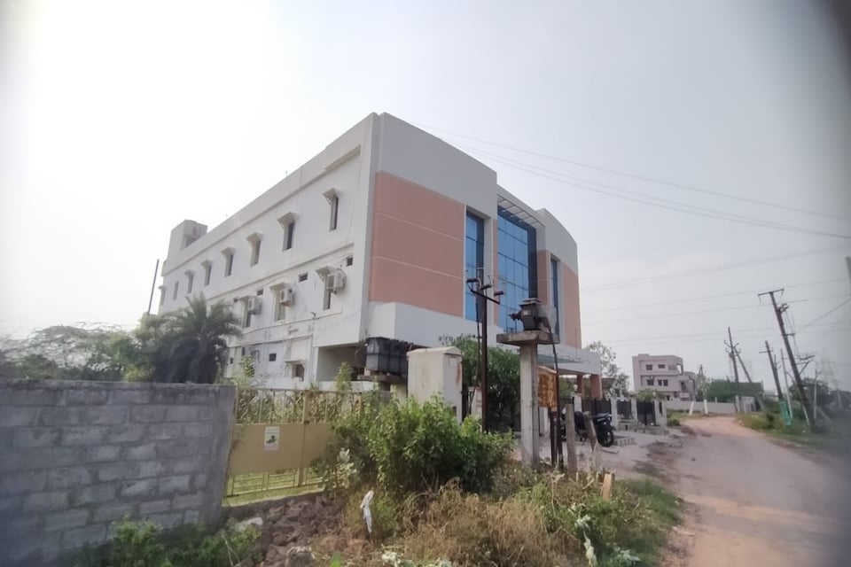 Capital O 80910 Royal Keys, Ramaraopet Kakinada, Kakinada