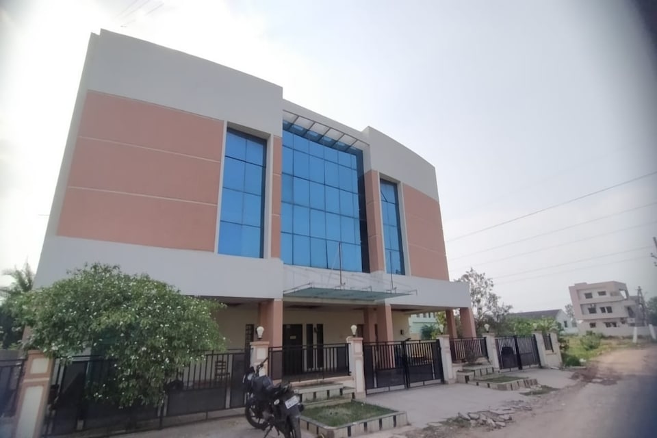 Capital O 80910 Royal Keys, Ramaraopet Kakinada, Kakinada