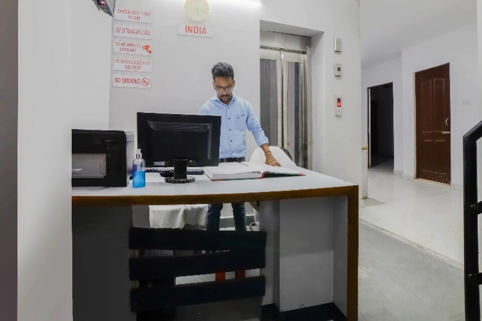 OYO Silver Stone Near Satyam Inox Patel Nagar, Patel Nagar Delhi, Delhi