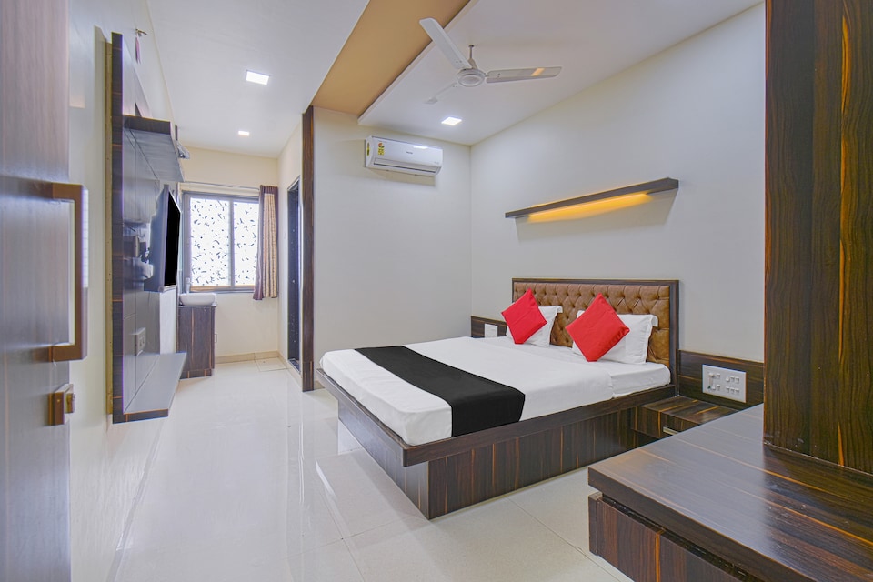 Collection O 80984 Hotel New Krushnakamal, Dhule, Dhule