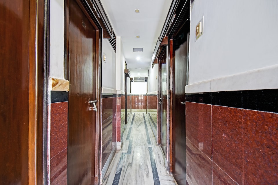 SPOT ON Hotel Omaira Exide More, Esplanade Kolkata, Kolkata