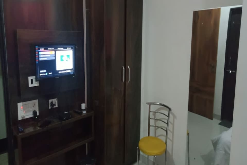 OYO Flagship 81062 Amrut Lodging, Hadapsar Pune, पुणे