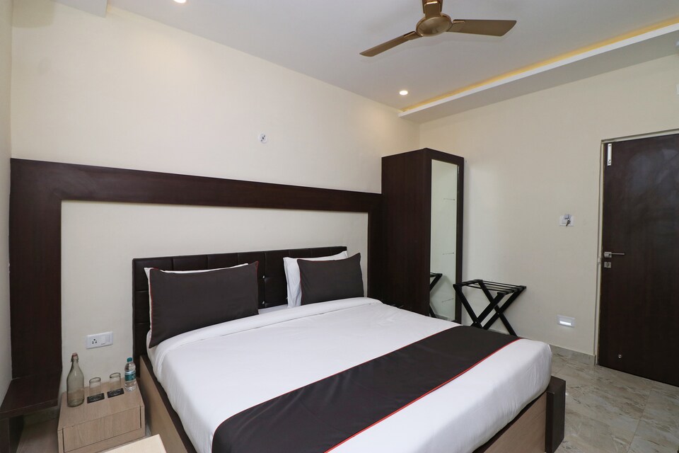 OYO 81087 Collection O Vrindavan palace, Sigra, Varanasi