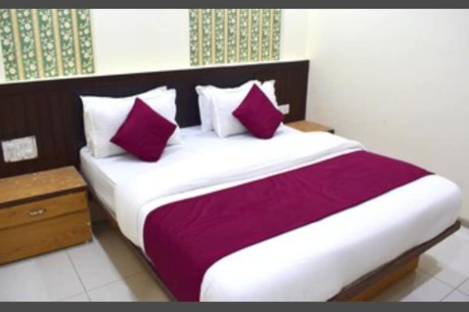 OYO 81096 Hotel Shubham Papace, Vastrapur Ahmedabad, Ahmedabad