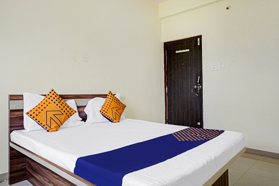 SPOT ON 81231 Hotel Crystal, Shikrapur, Pune