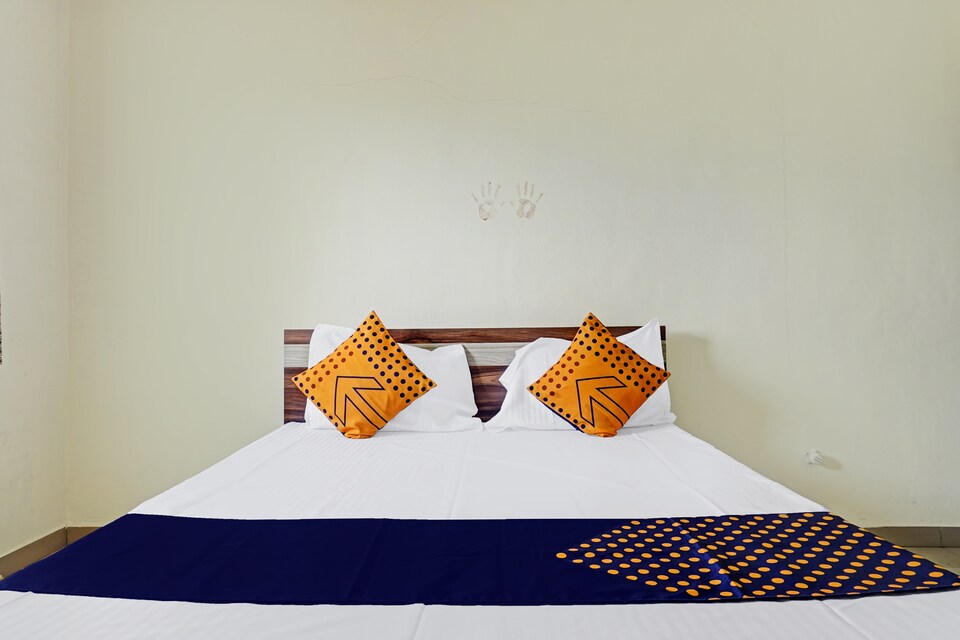 SPOT ON 81231 Hotel Crystal, Shikrapur, Pune