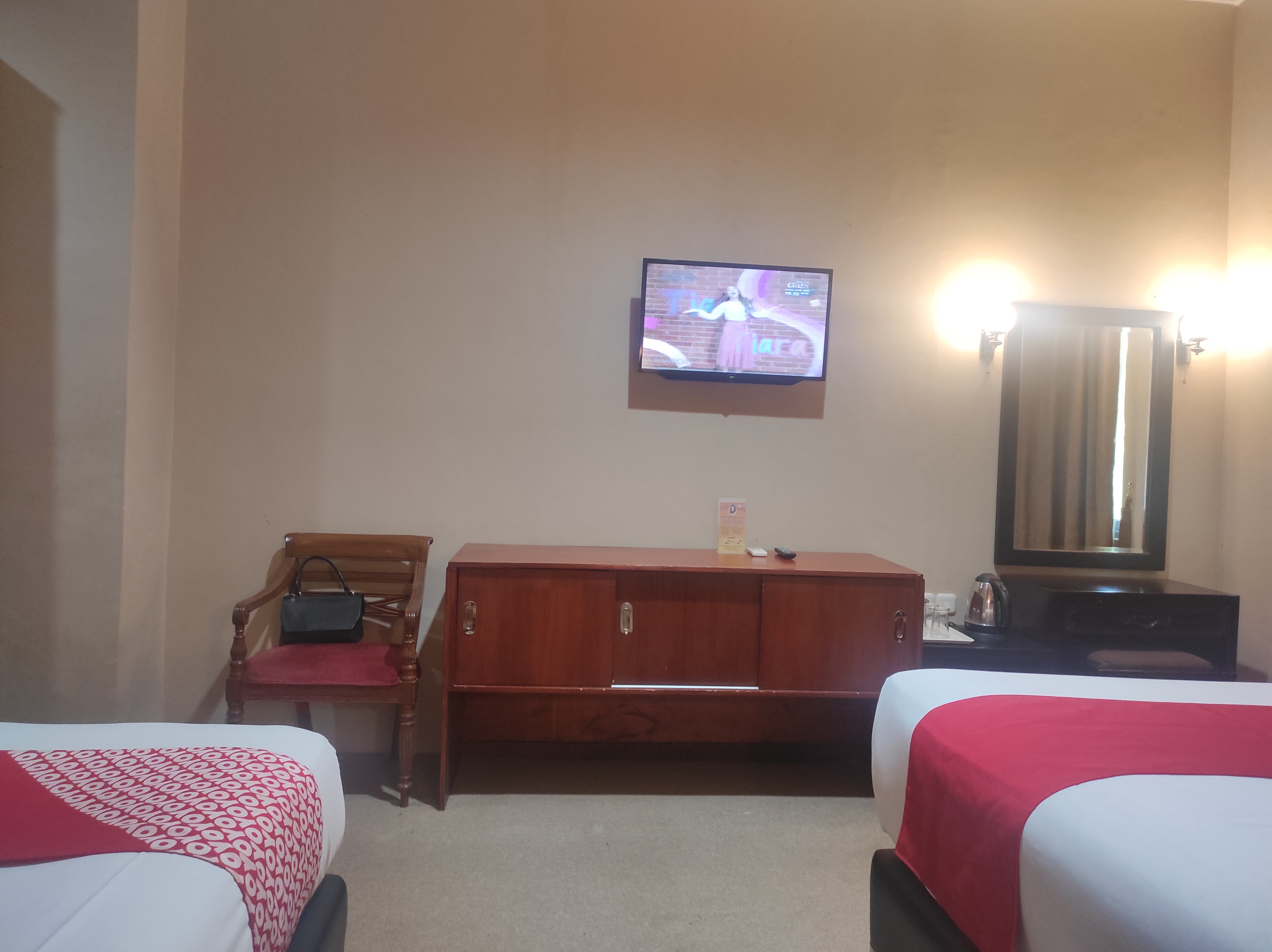 Capital O 90530 Ayong M Linggarjati Hotel Oyo Hotels Kuningan Book Rp161968 Oyo<script async src=