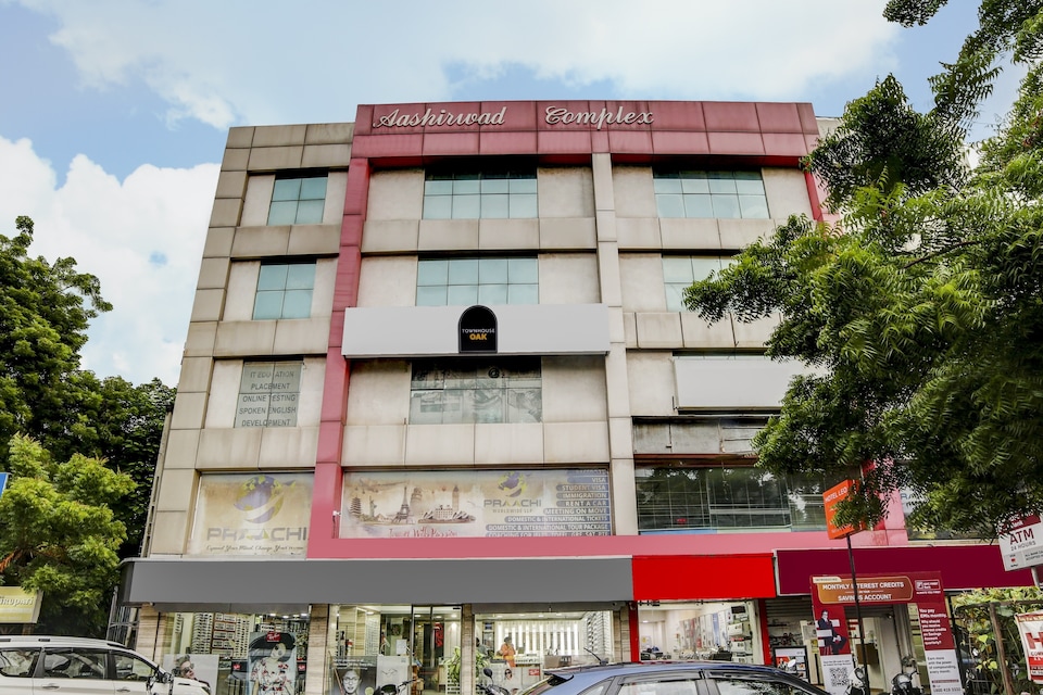Townhouse OAK Hotel Leo, Ashram Road Ahmedabad, Ahmedabad