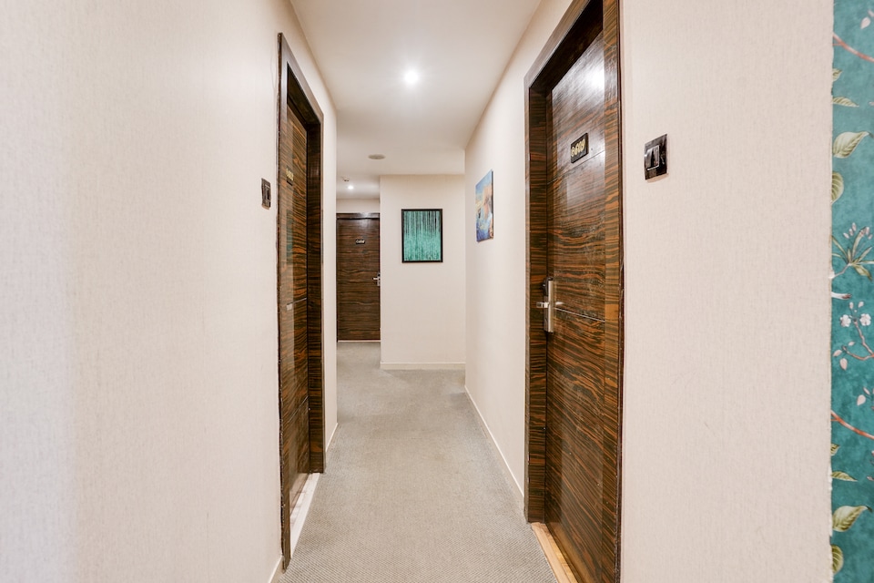 Super Collection O Andheri Near Western Express Highway, Mumbai International Airport, Mumbai
