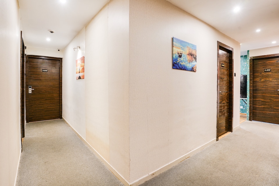 Super Collection O Andheri Near Western Express Highway, Mumbai International Airport, Mumbai