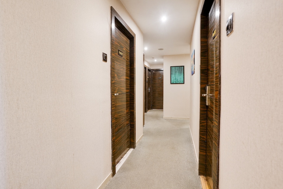 Super Collection O Andheri Near Western Express Highway, Mumbai International Airport, Mumbai