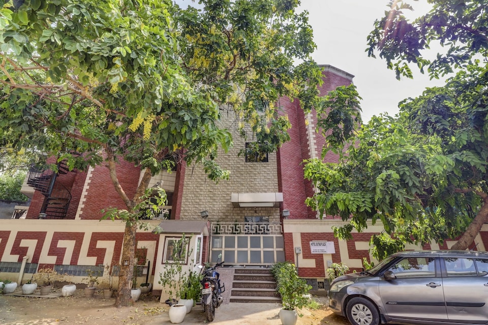 Capital O (81370) The Luxotica, Golf Course Road, Gurgaon