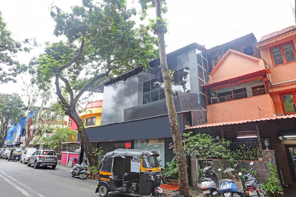 Capital O 81412 Hotel Amber Grand, Andheri West, Mumbai