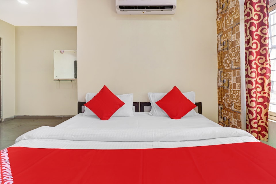OYO 81432 M j inn, Main Market Ujjain, Ujjain