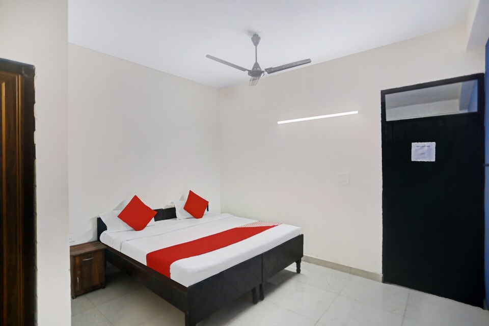 OYO Noida Empire, Noida City, Noida