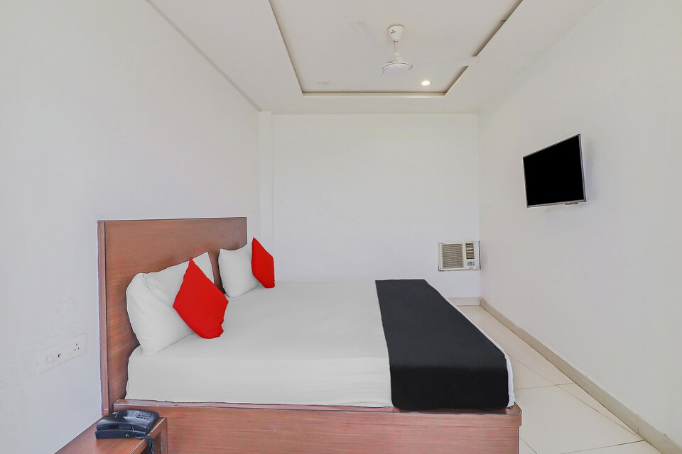 Capital O 81565 Hotel M.G, Fatehabad Road, Agra